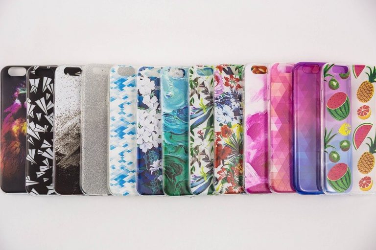 Verschillende telefoonhoesjes ter bescherming in diverse kleuren en uitvoeringen voor smartphones